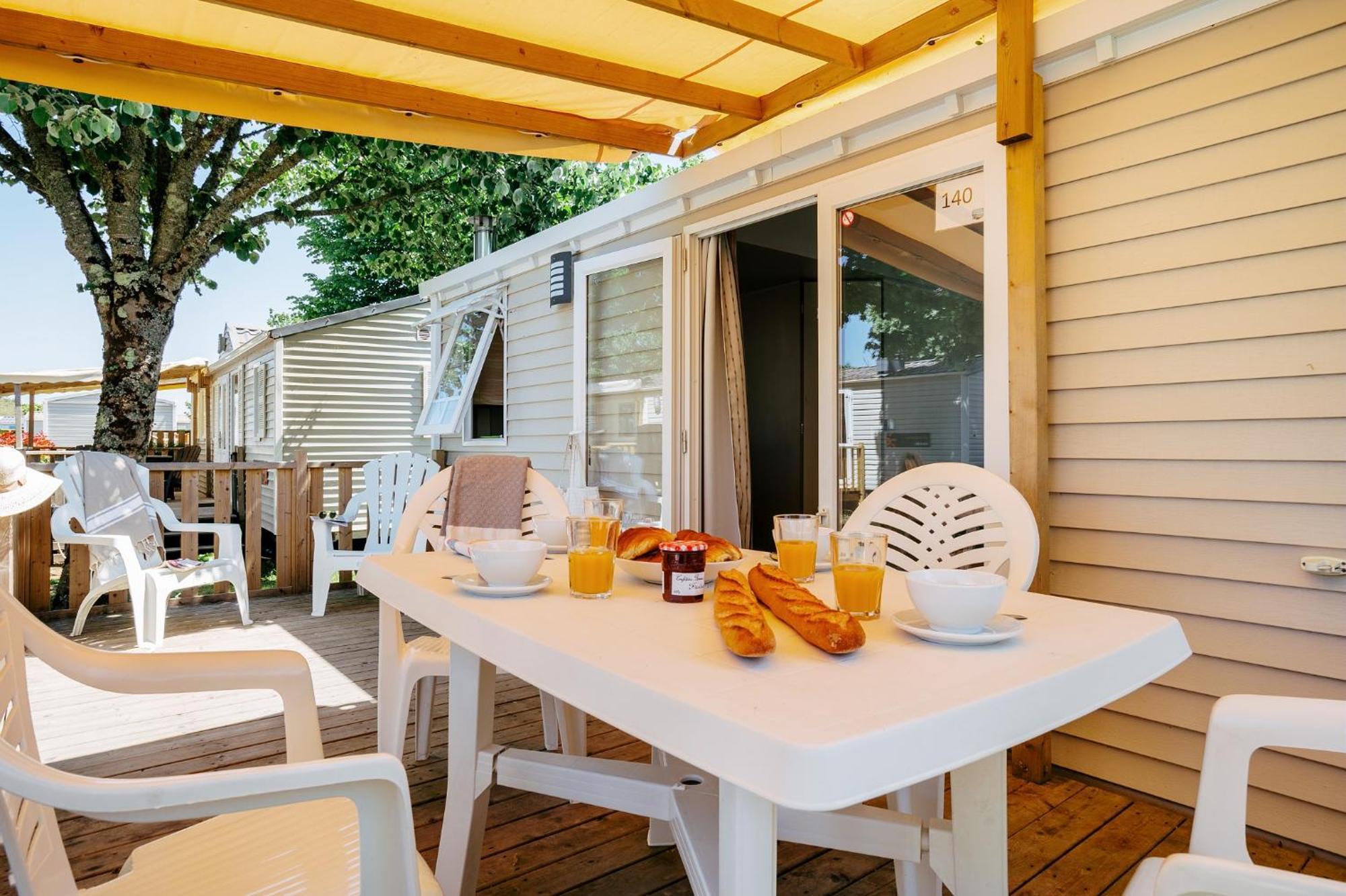 Camping Chateau De Galaure Chateauneuf-de-Galaure Exterior foto
