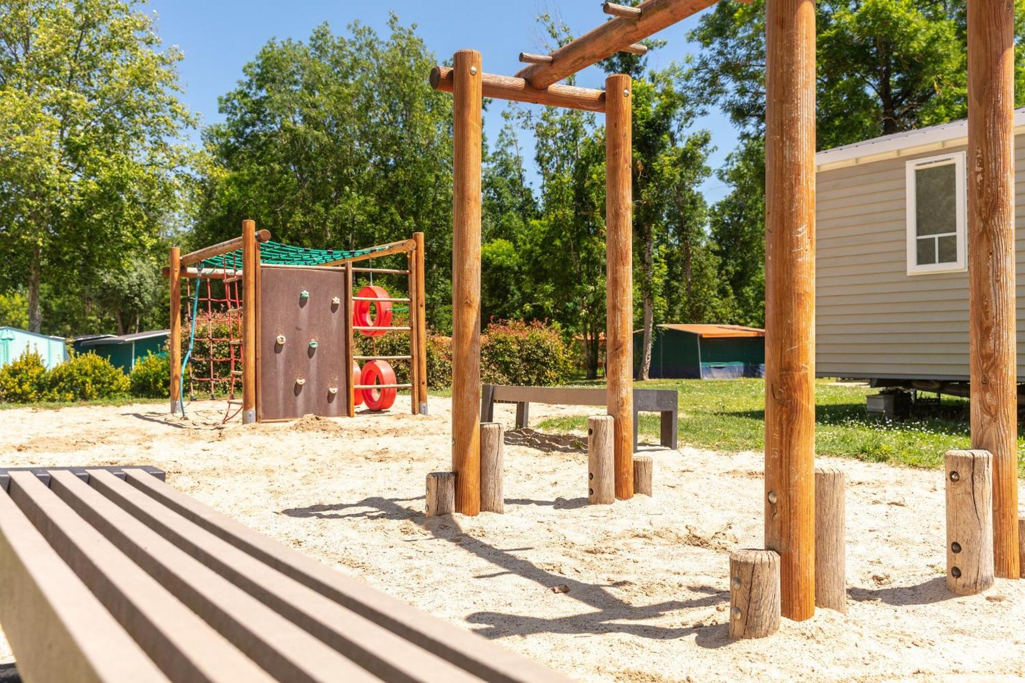 Camping Chateau De Galaure Chateauneuf-de-Galaure Exterior foto